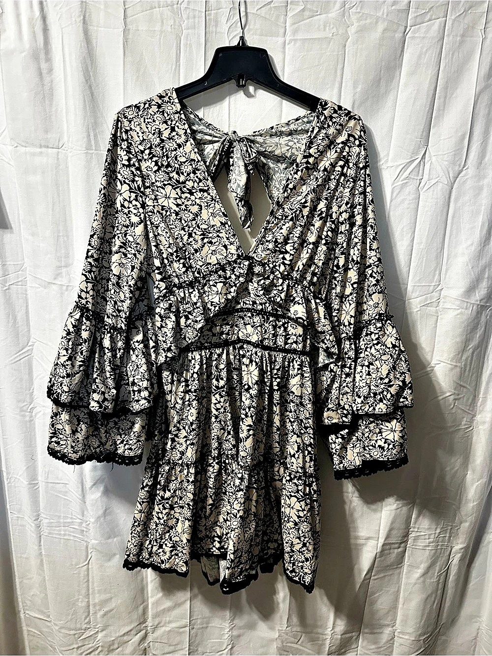 Goodnight Macaroon Floral Mini Dress in Black & Cream Size Large